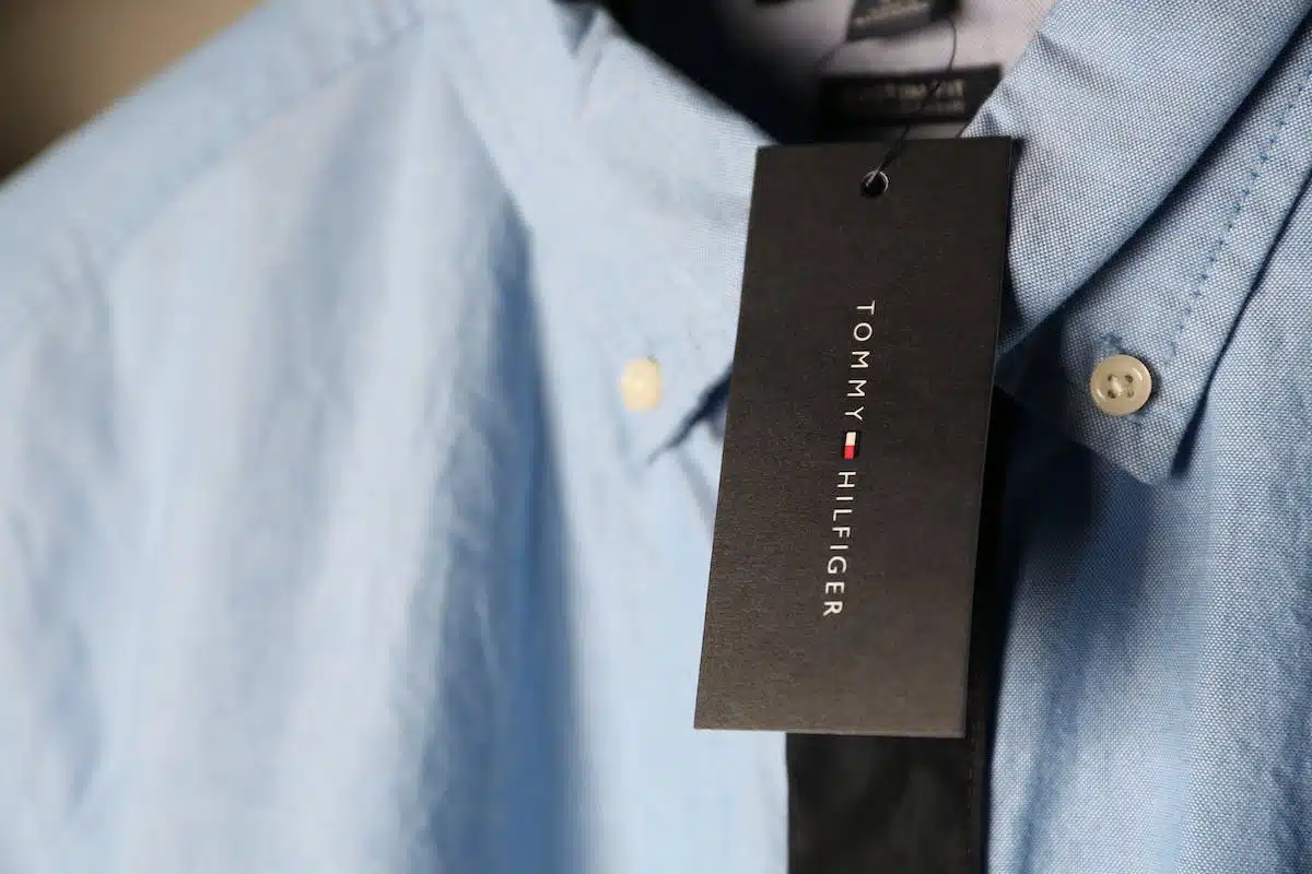 La distinction entre Tommy Hilfiger et Tommy Jeans : tout ce que vous devez savoir sur ces deux marques de mode